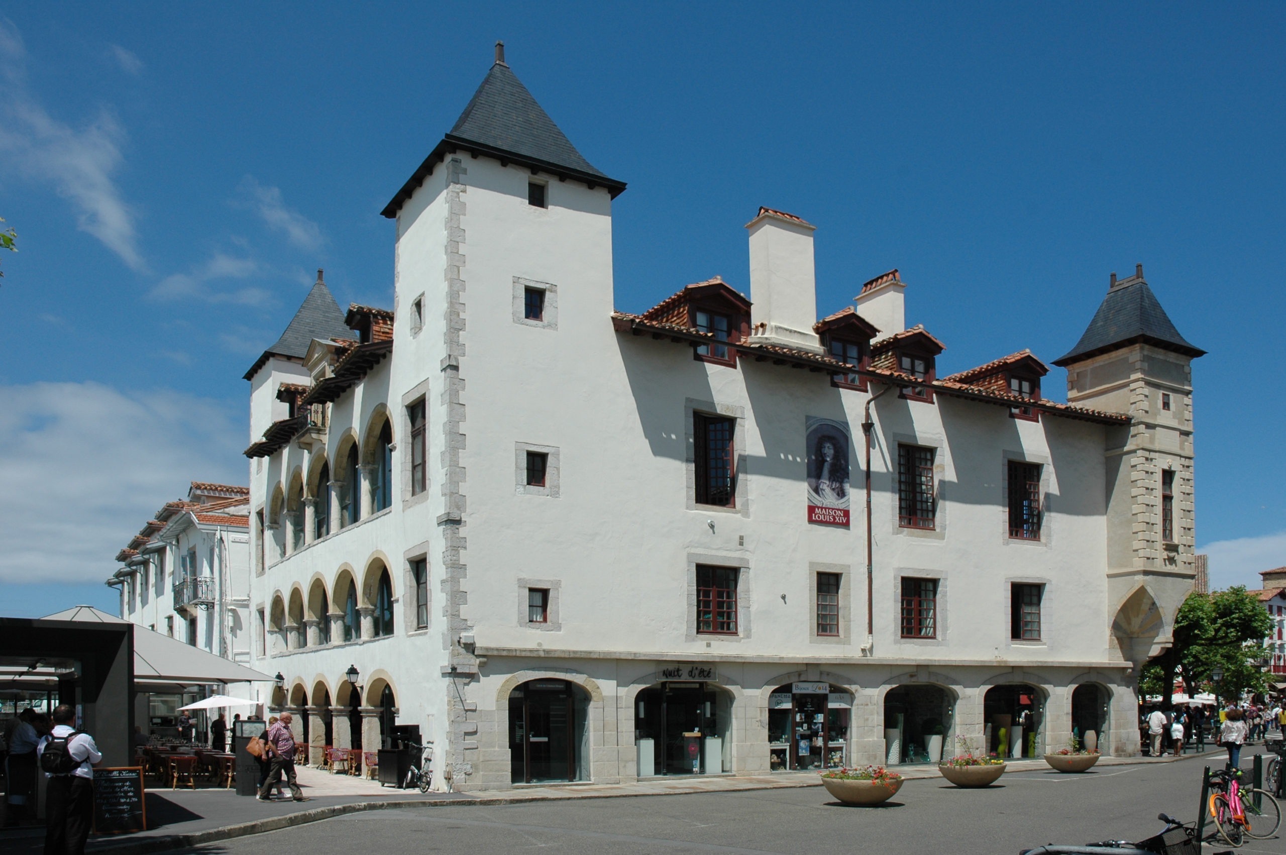 M per Maison Louis XIV